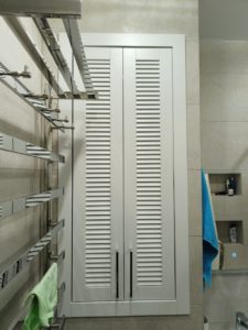 Шкаф над инсталляцией в туалете: организация пространства и функциональность